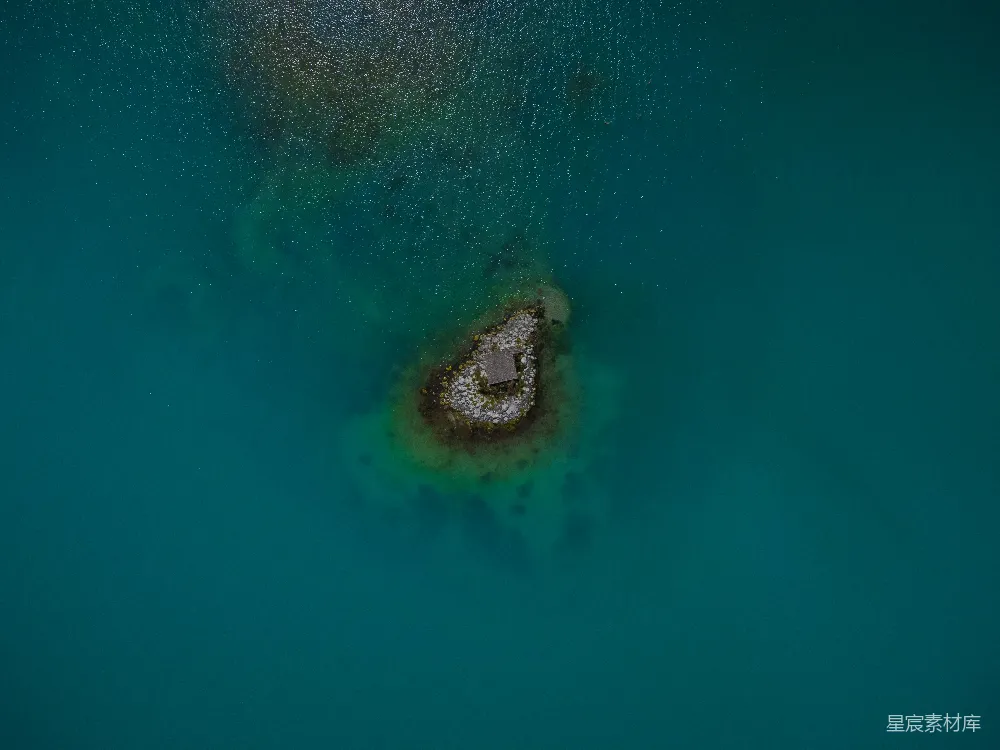 高清摄影 自然 水体中间有一块岩石的俯瞰图。