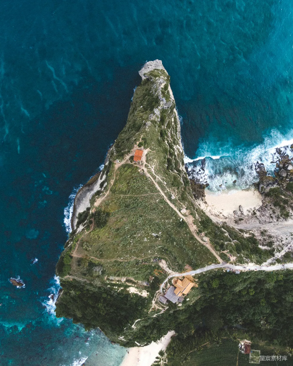 高清摄影  海洋中央的一座小岛的俯瞰图