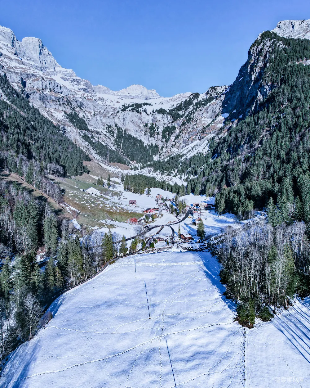 高清摄影  一个男人站在覆盖着积雪的山顶上