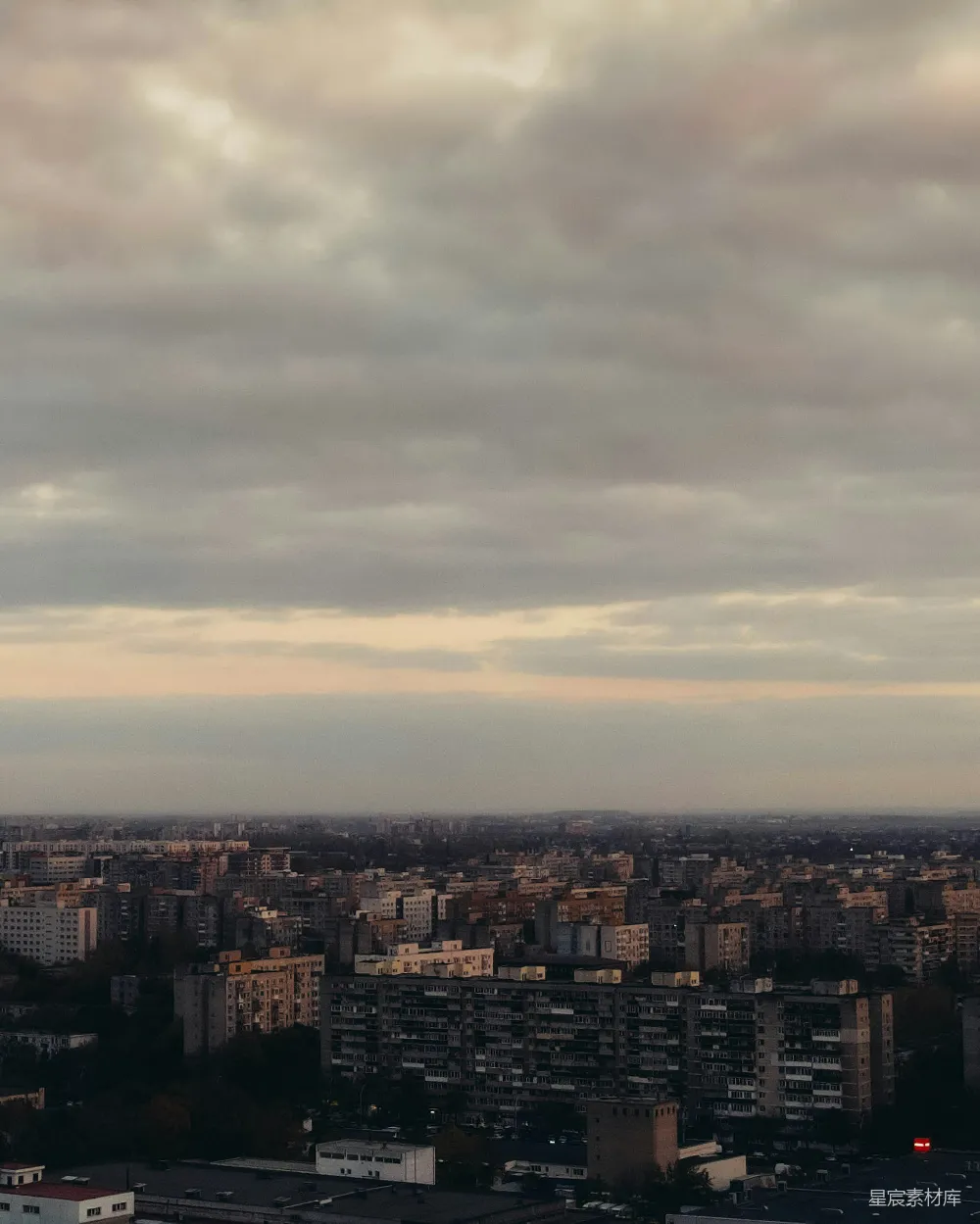 高清摄影  一座城市在多云天空下的景象，高楼林立。