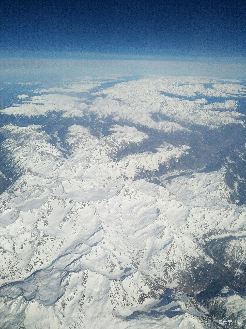 高清摄影  雪山覆盖的山脉俯瞰图