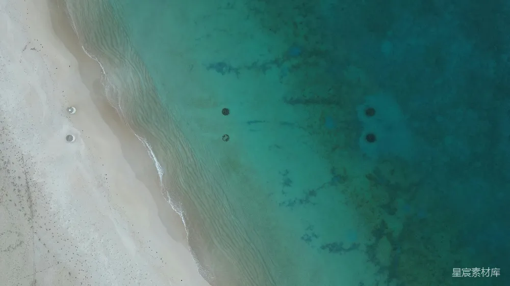 高清摄影  俯瞰一个沙滩和蓝色海水的景象。
