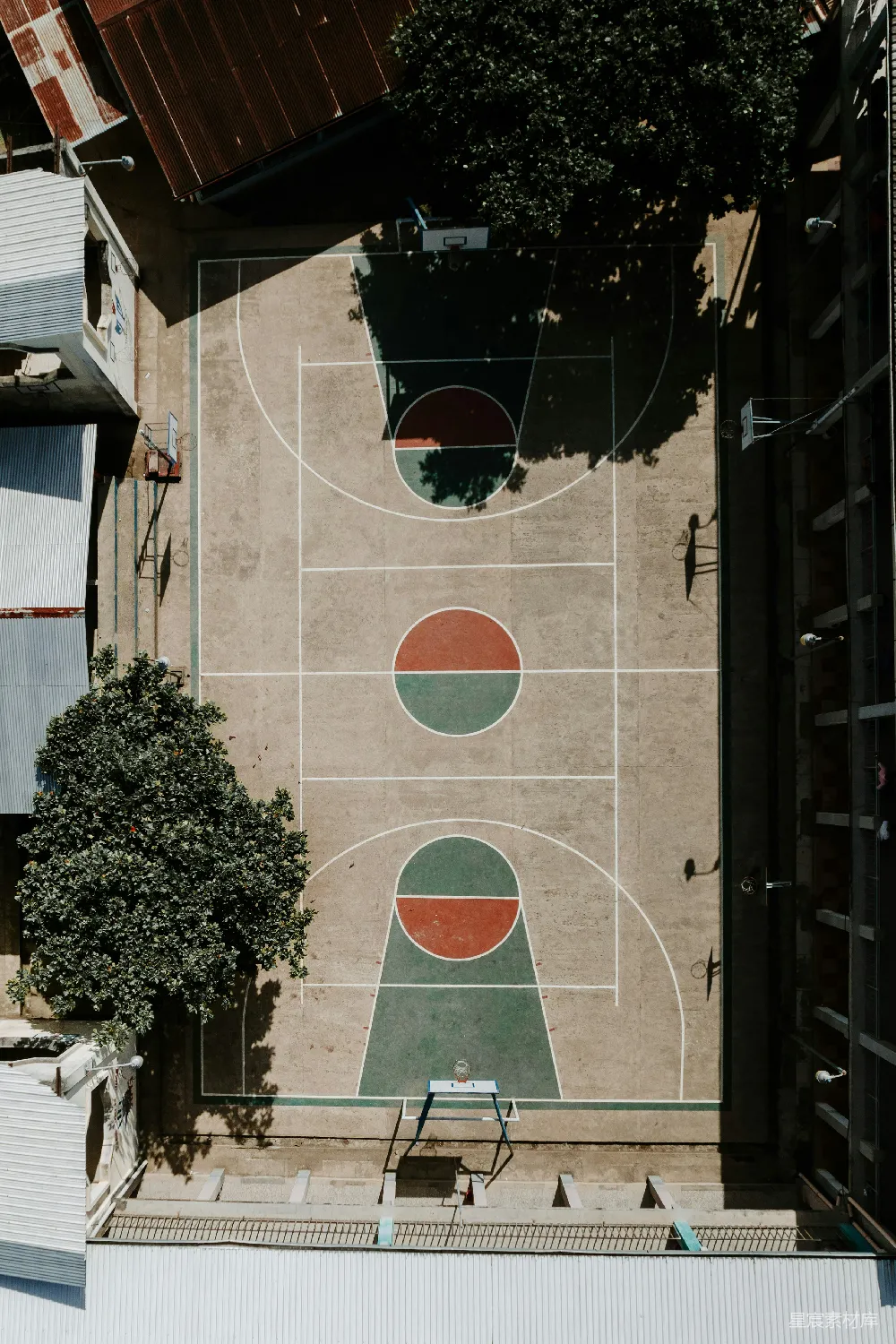 高清摄影  篮球场的俯视图上有一棵树