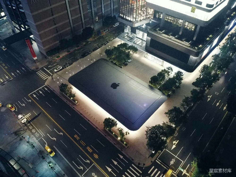 高清摄影  白天，高大建筑附近的路上有汽车行驶。