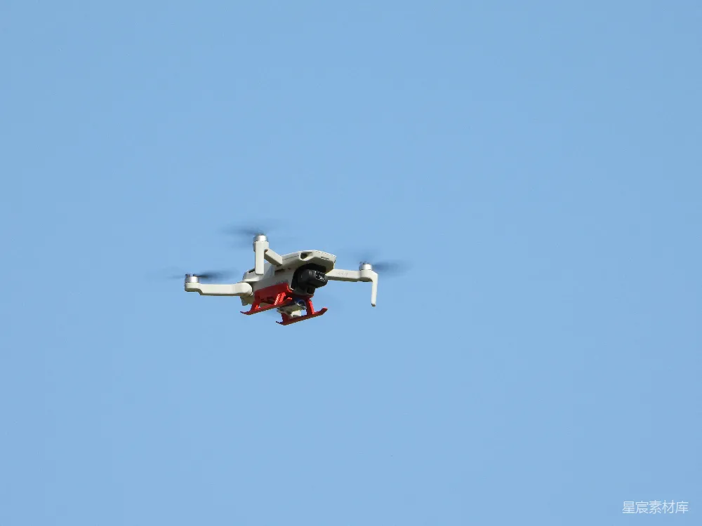 高清摄影  一架小型飞机在蓝天中飞行