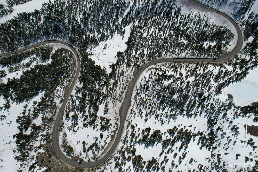 高清摄影 壁纸 雪地中蜿蜒道路的空中俯瞰图