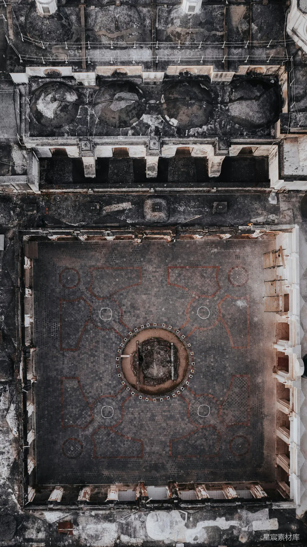 高清摄影  一座建筑的俯瞰图，建筑上有一个圆形窗户。