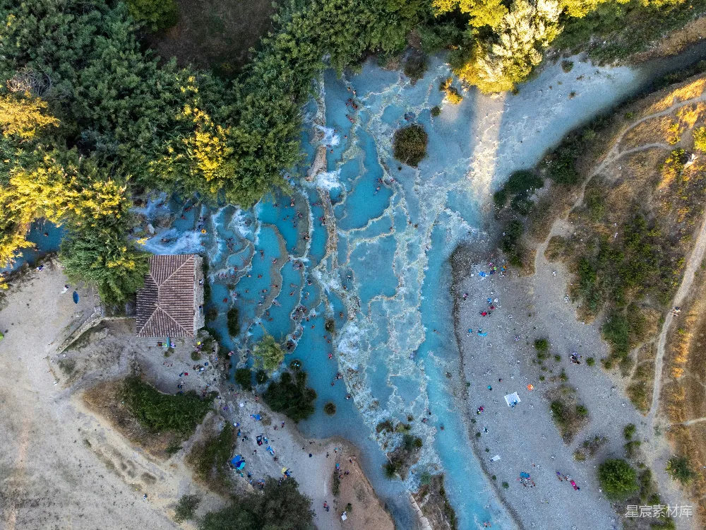高清摄影  一条河流上有一座小桥