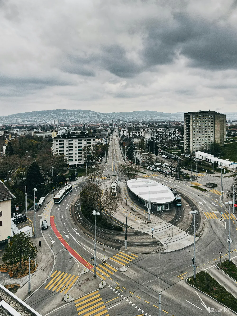 高清摄影  城市建筑附近的道路上的汽车在白天。