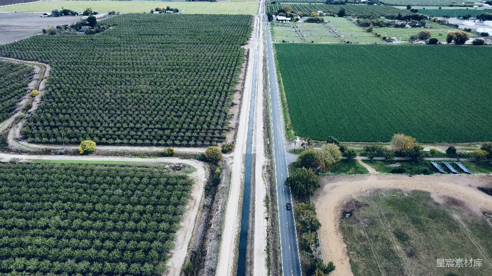 高清摄影  一幅道路穿行于田野的俯瞰图