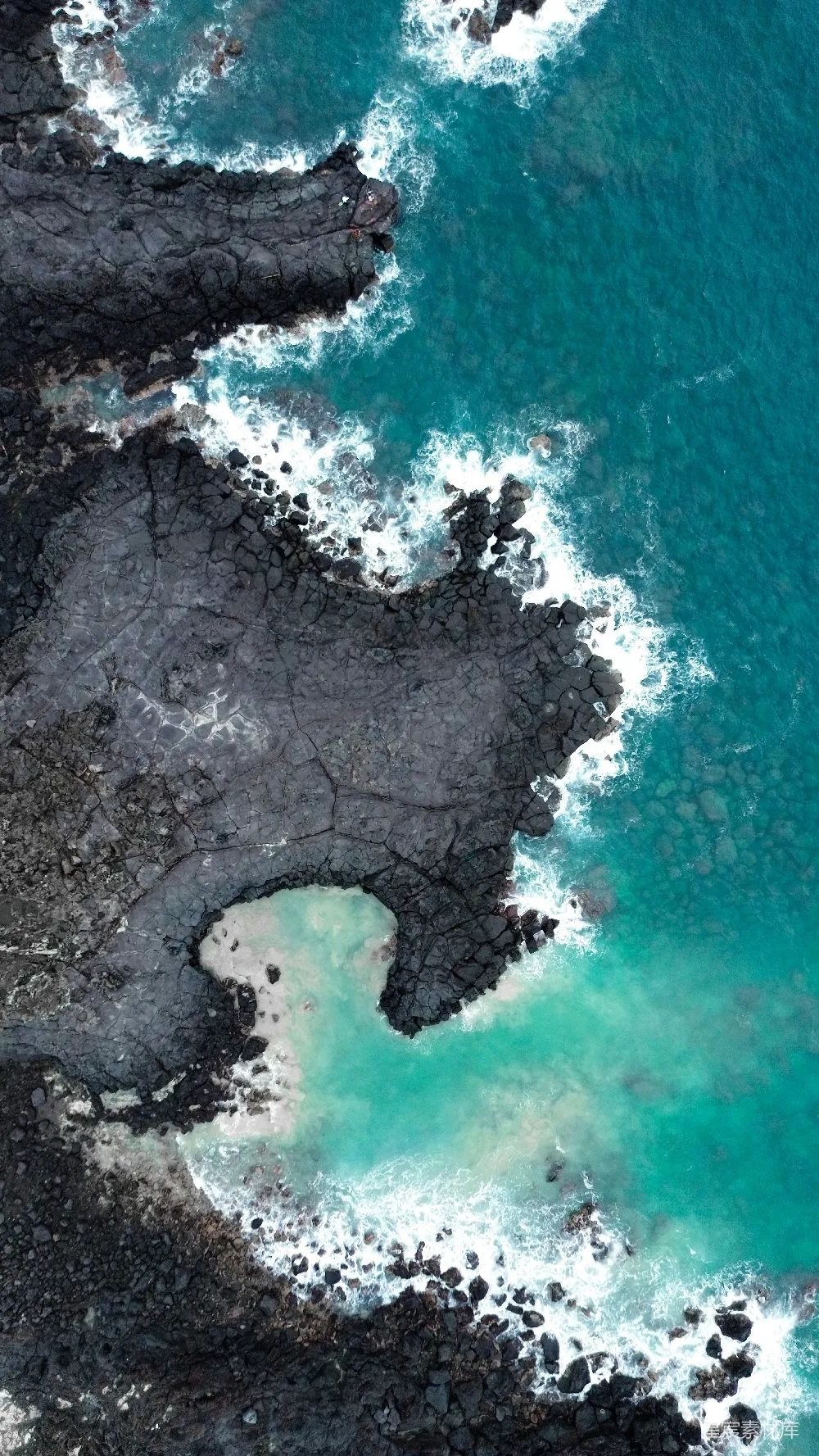 高清摄影  海浪拍打着岩石海岸。