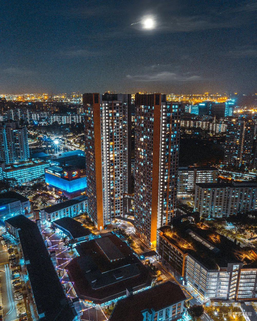 高清摄影  夜晚的城市，天空中挂着一轮满月。