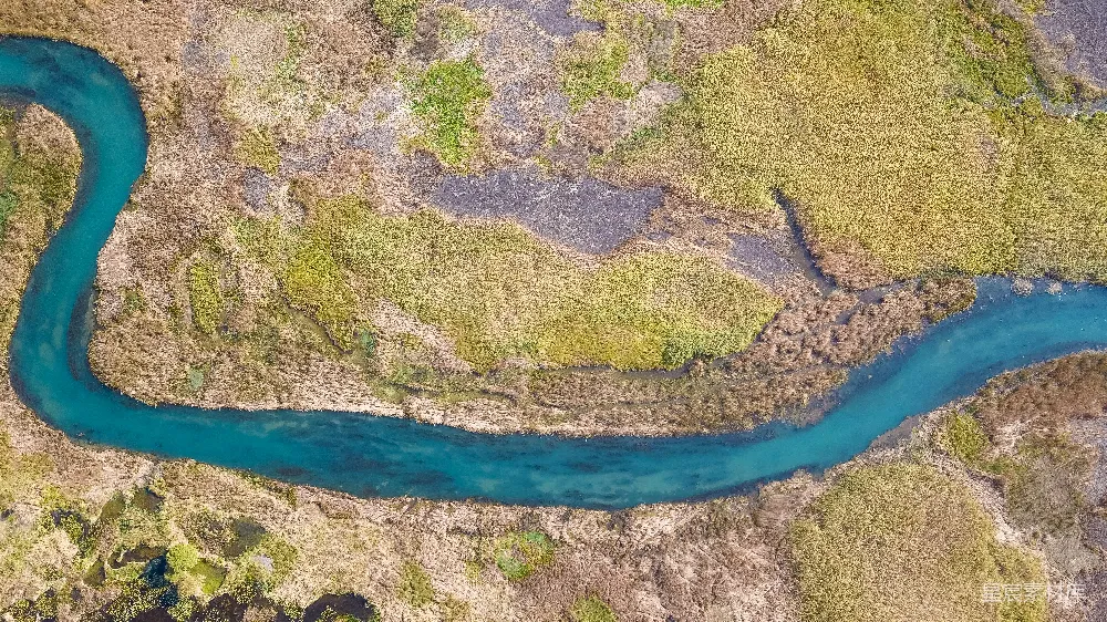 高清摄影  弯曲河流的俯视图