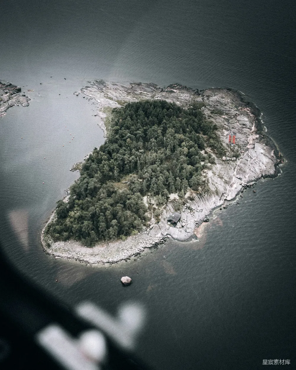 高清摄影  白天岛上的绿色树木的空中俯瞰图