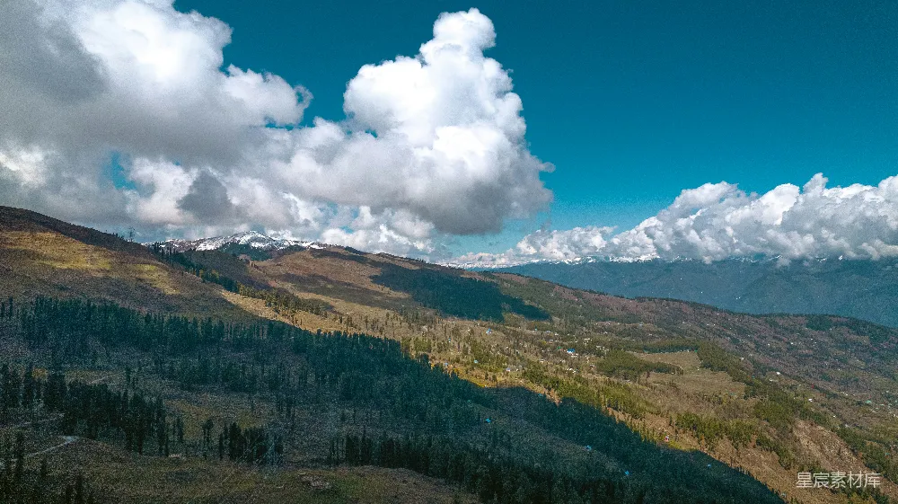 高清摄影 旅行 壁纸 一座山脉的景色，天空中有云。