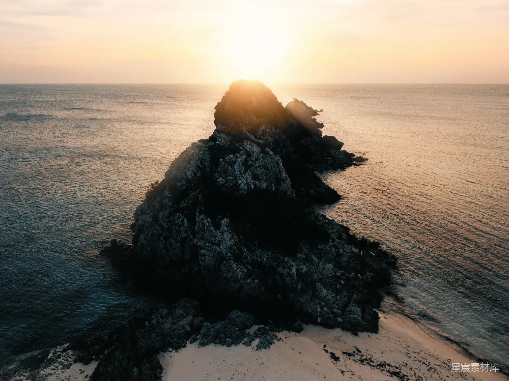 高清摄影  海上的黑色岩石在日落时的景象