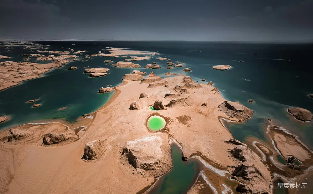 高清摄影 实验性 自然 旅行 壁纸 海滩的空中俯瞰图，一个绿色飞盘在其中。