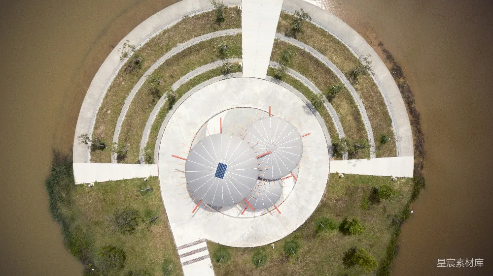 高清摄影  白色圆形建筑，周围有绿树。