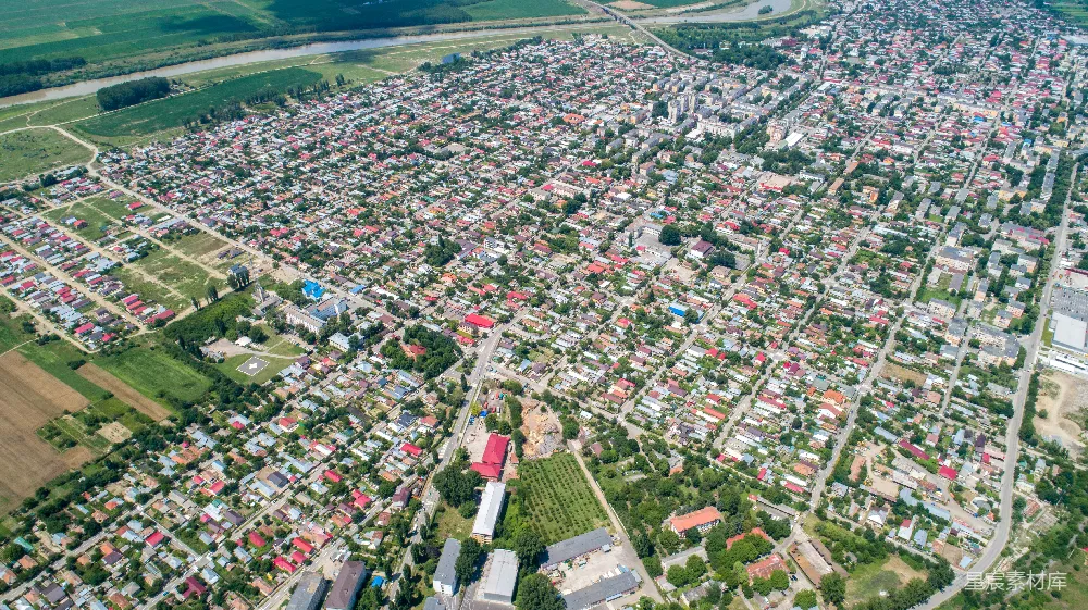 高清摄影  一座城市上空俯瞰，有许多建筑物。