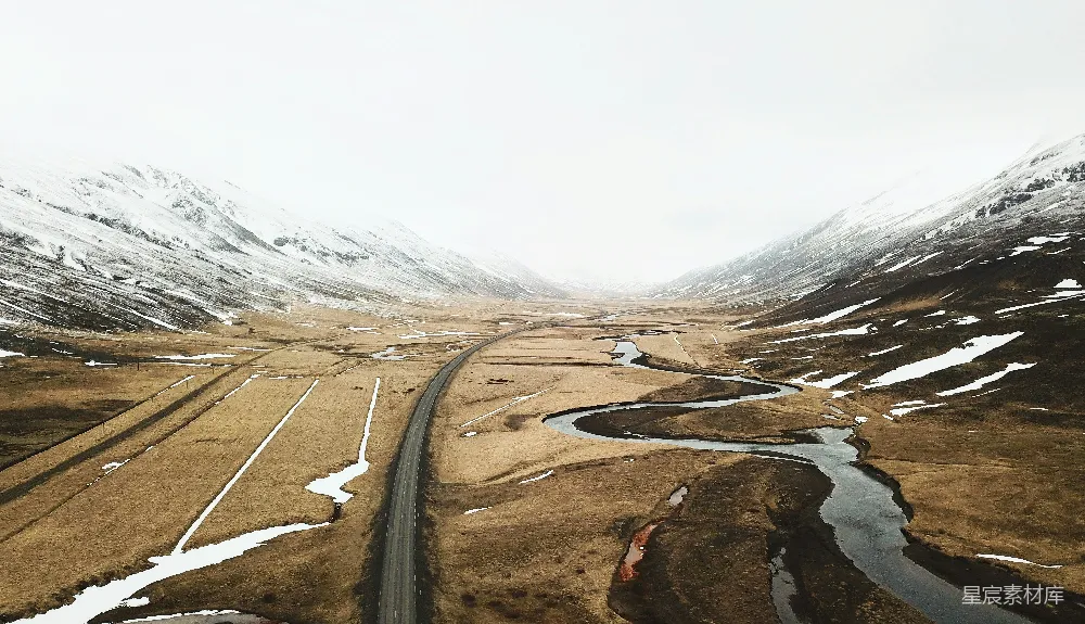 高清摄影 自然 照片中有一条通往山上的道路。