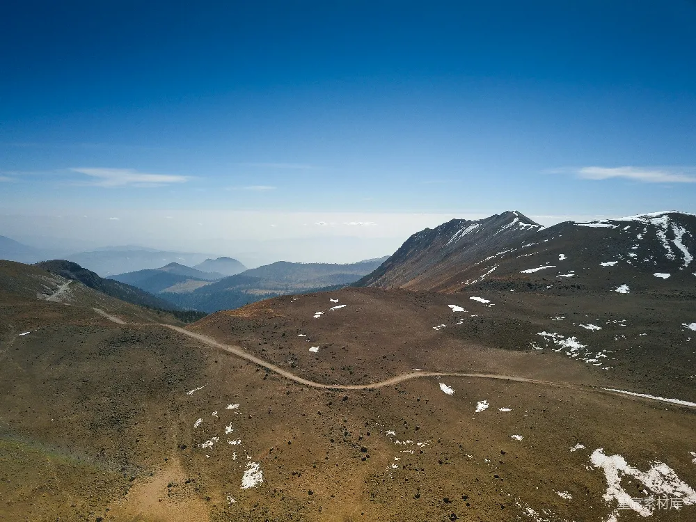 高清摄影  一座山间土路的空中俯瞰图