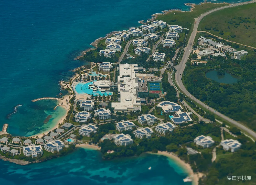 高清摄影  俯瞰海岸边的海滨度假胜地。