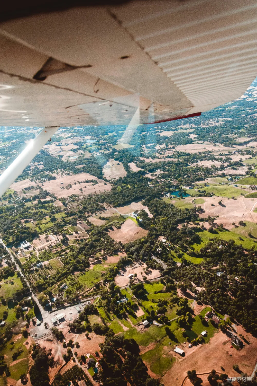 高清摄影  白天的空中俯瞰绿树和建筑物的景色