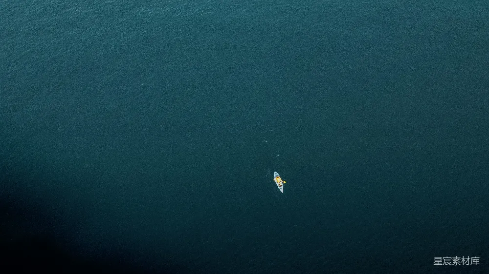 高清摄影  白天，一个人在蓝色的海浪中冲浪。