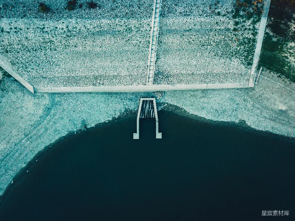 高清摄影  水体在灰色楼梯旁边