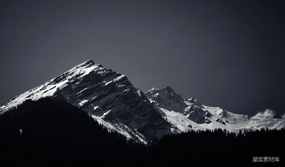 高清摄影 壁纸 自然 旅行 一张黑白照片，展示了一座被雪覆盖的山。
