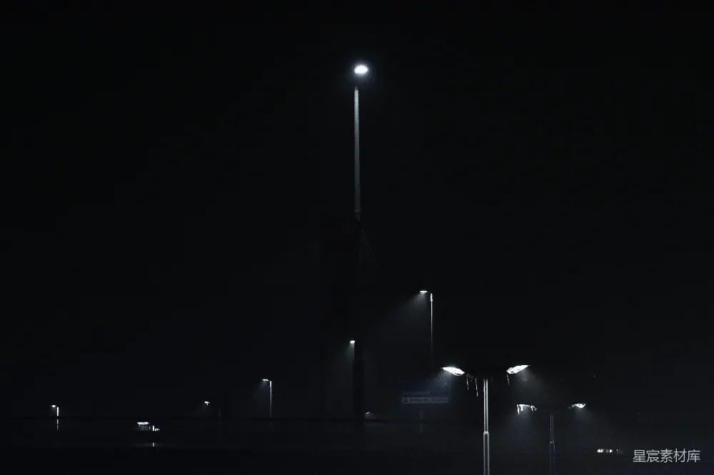高清摄影  一张夜间街道的黑白照片