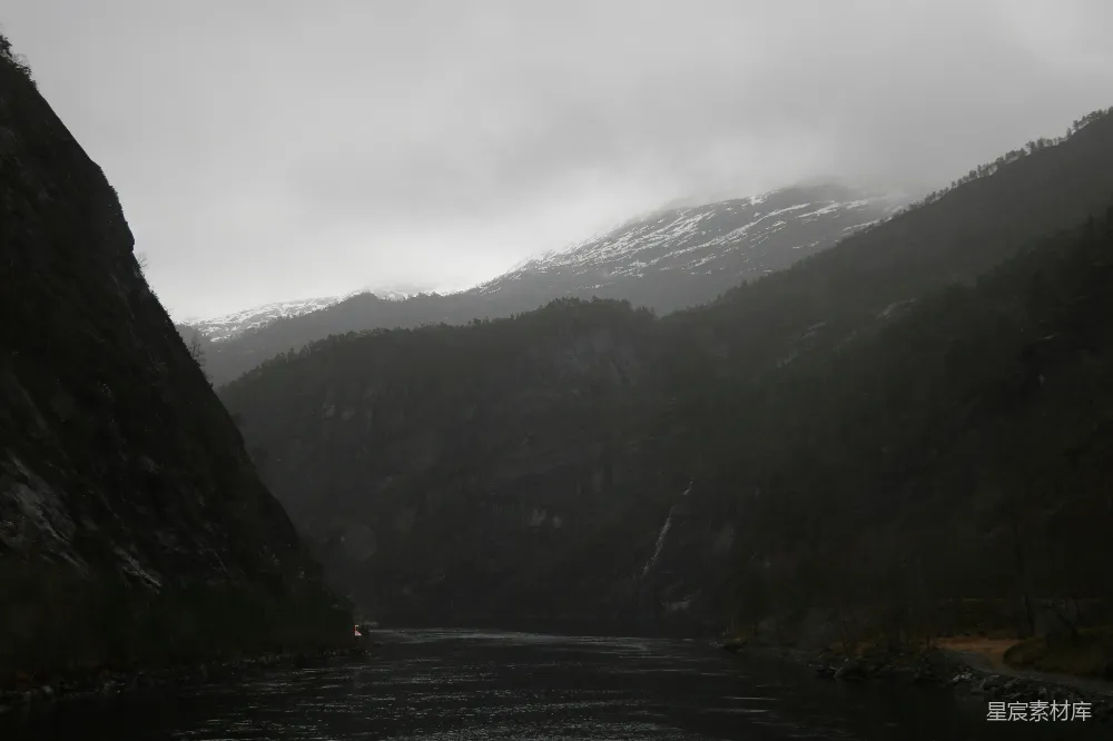 高清摄影  一条河，背景中有山。