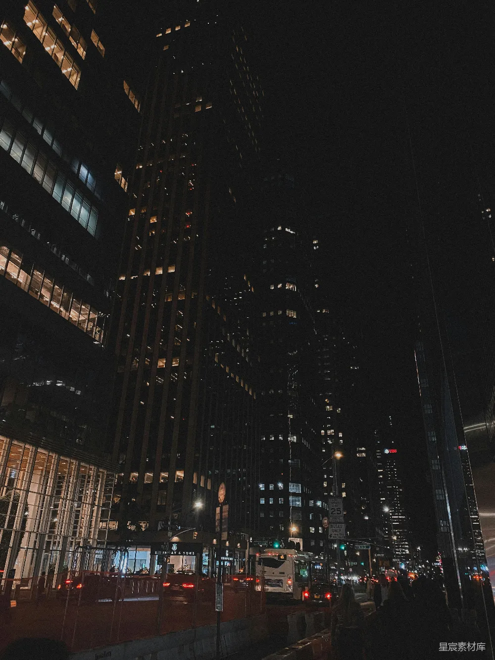 高清摄影  一座夜晚的城市，有许多高楼大厦
