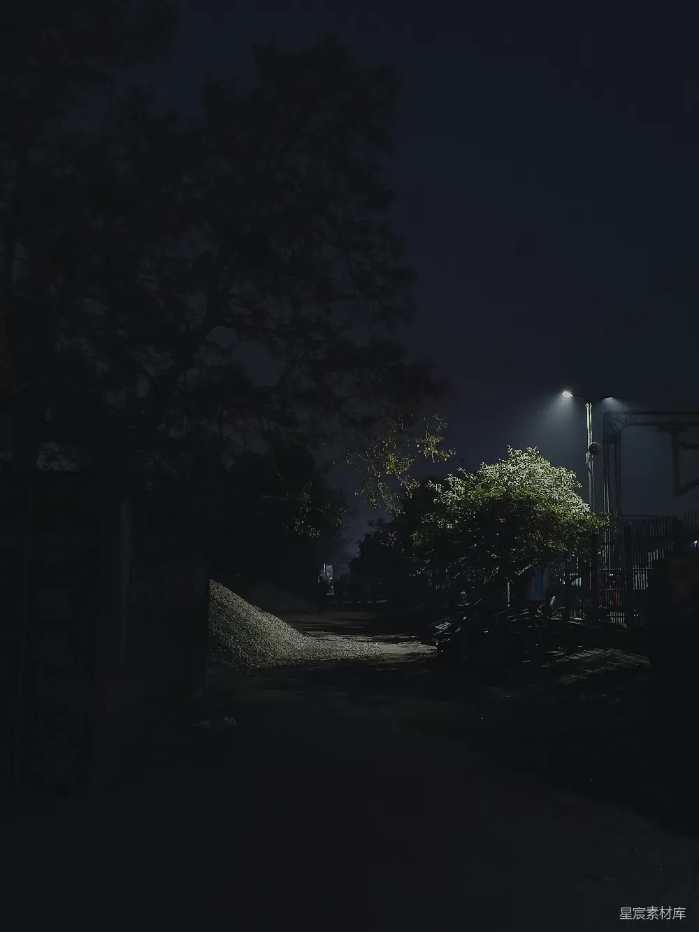 高清摄影  夜晚的黑暗街道，路灯照明。