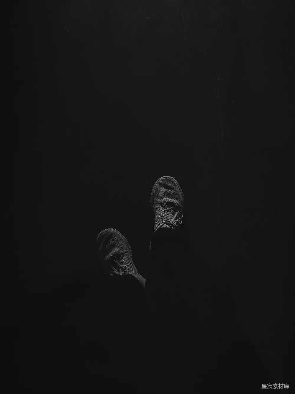 高清摄影  一张黑白照片，展示了一双鞋子。