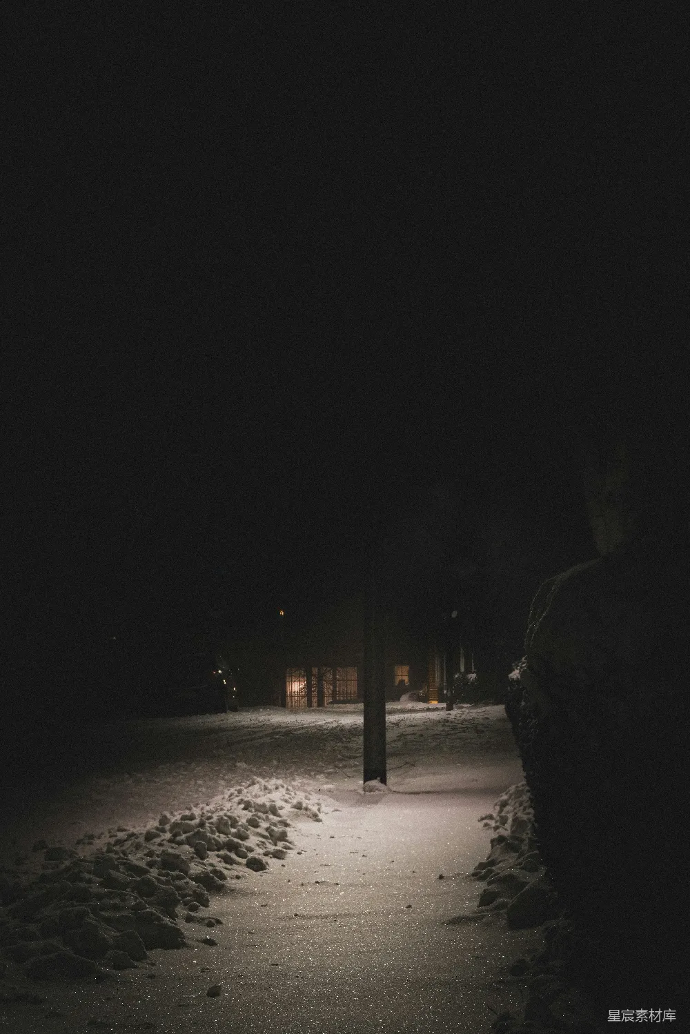 高清摄影  夜晚站在覆盖着雪的地面上的人