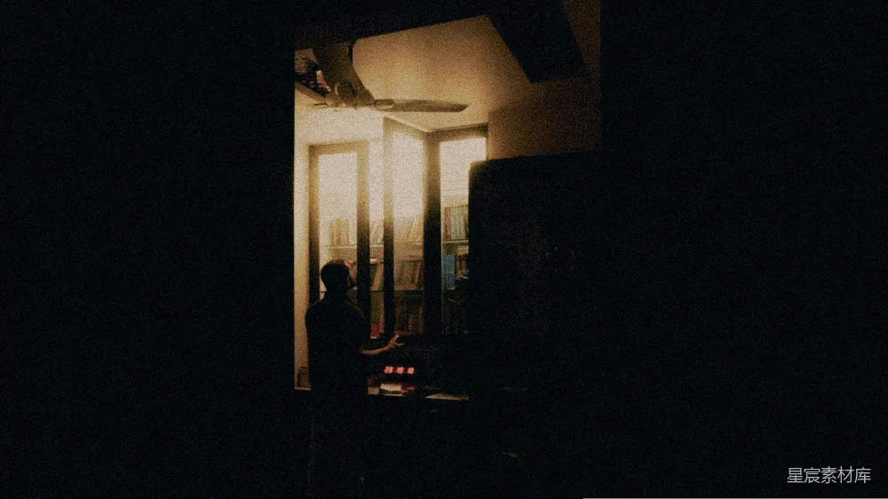 高清摄影  一个站在夜晚门口的人