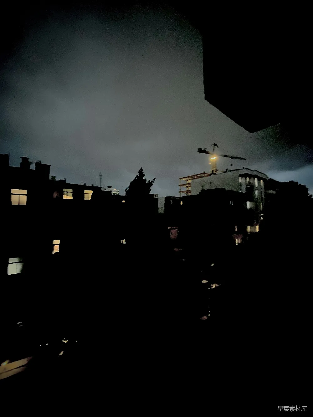 高清摄影  夜晚灯火通明的黑暗城市