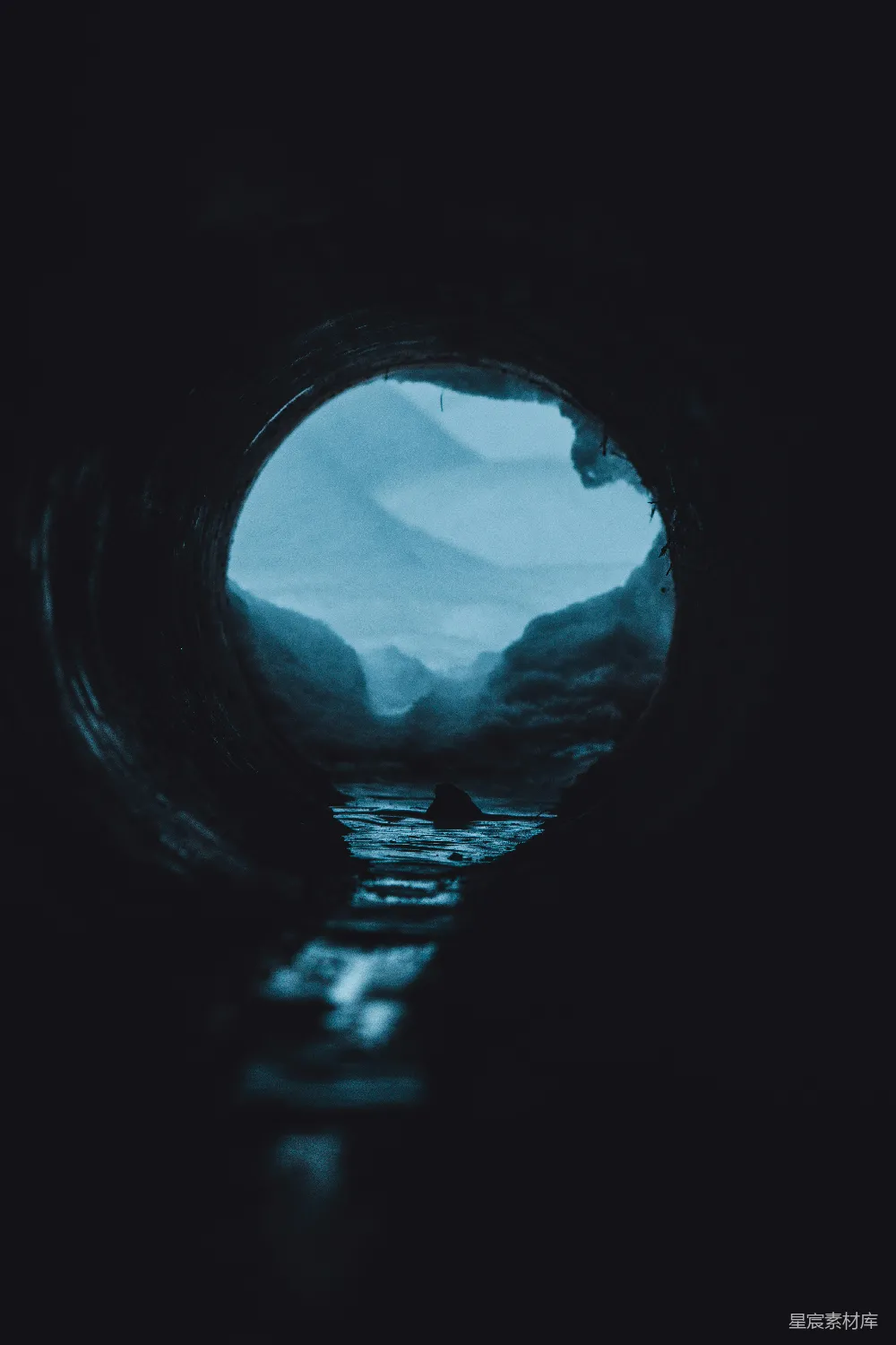 高清摄影  透过管道看到的水面景色