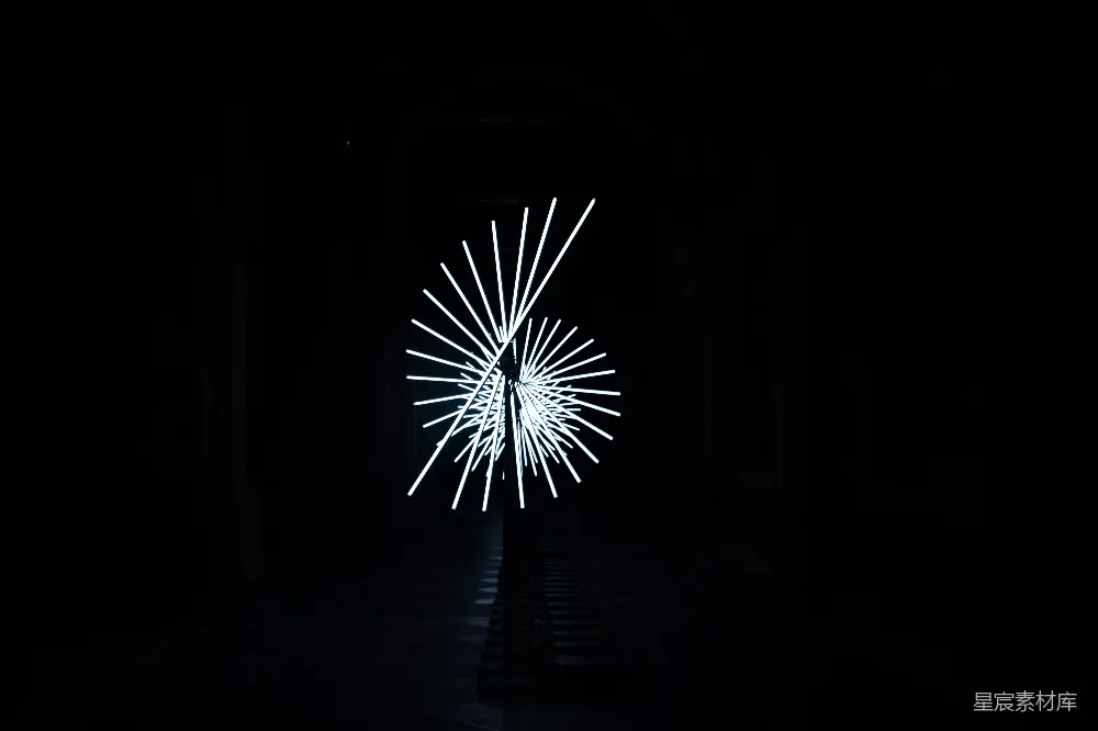 高清摄影  一幅黑白照片，展示了一场烟花表演。