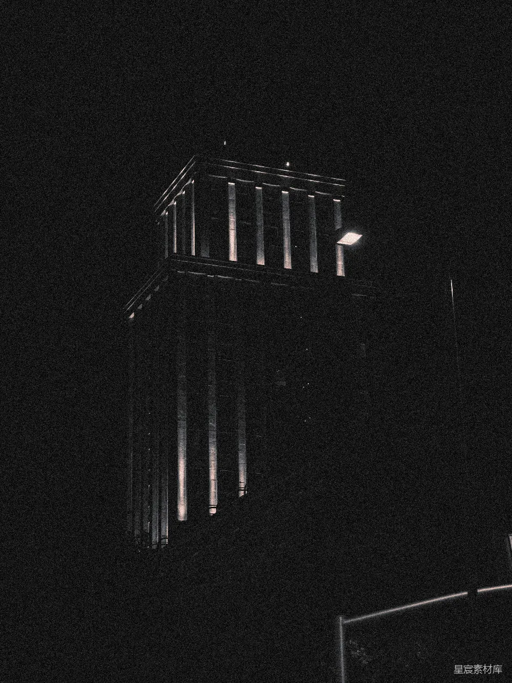 高清摄影  一张夜间拍摄的黑白建筑照片。