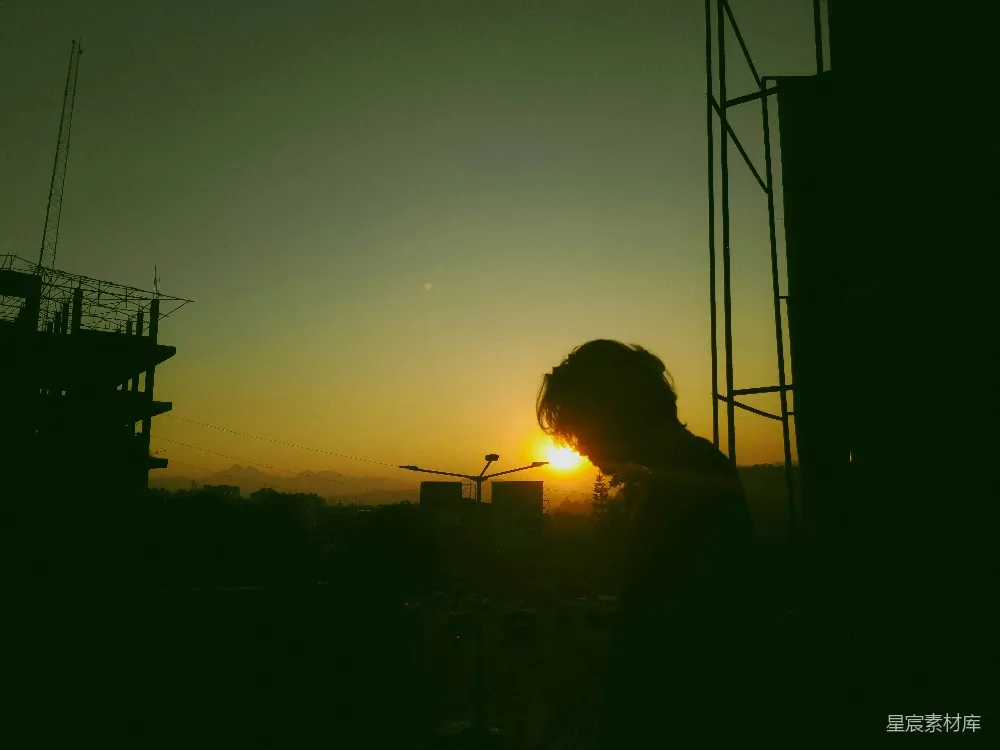 高清摄影  一个人站在建筑前，在夕阳下