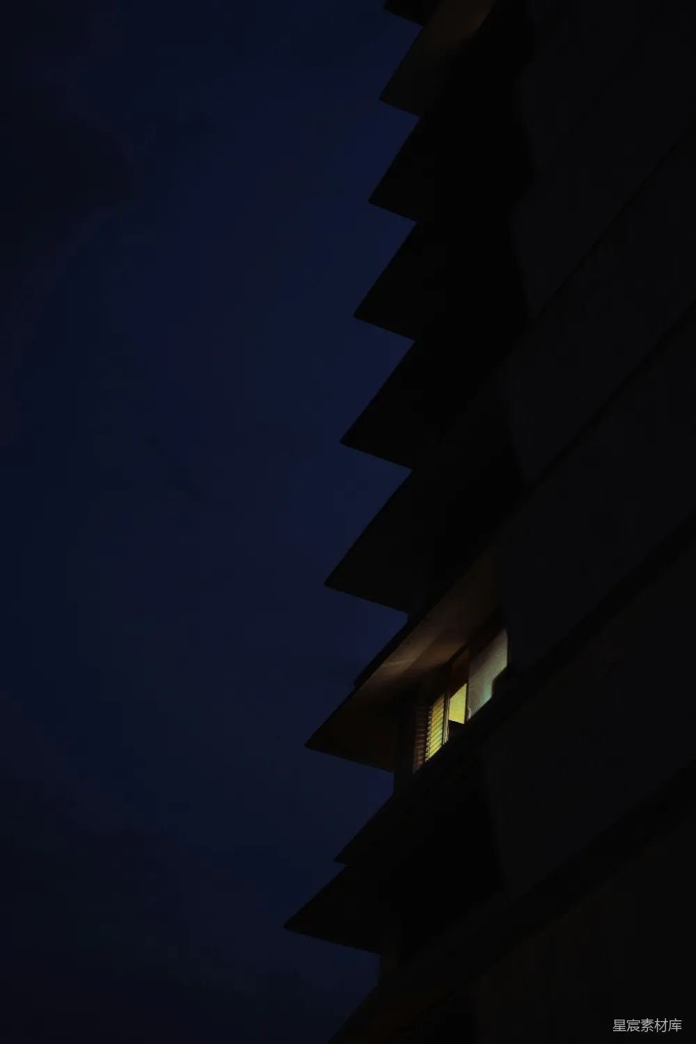 高清摄影  夜晚被照亮的建筑外墙