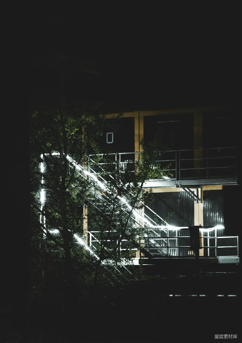 高清摄影  现代建筑在夜晚有户外灯光。