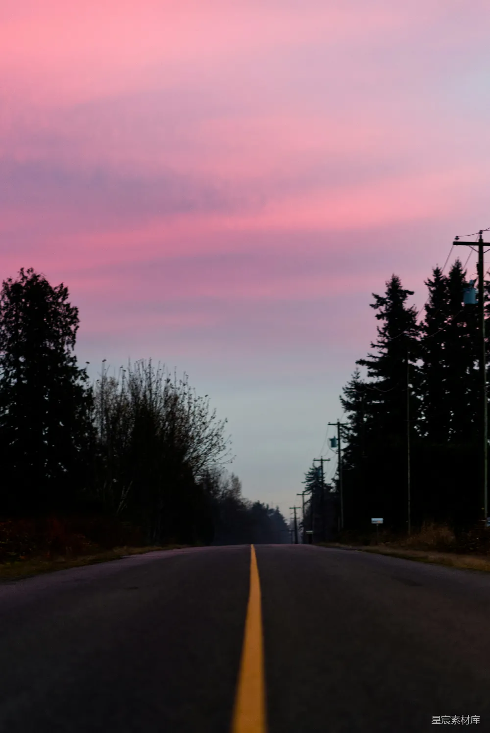 高清摄影 壁纸 自然 一条有黄色线的街道
