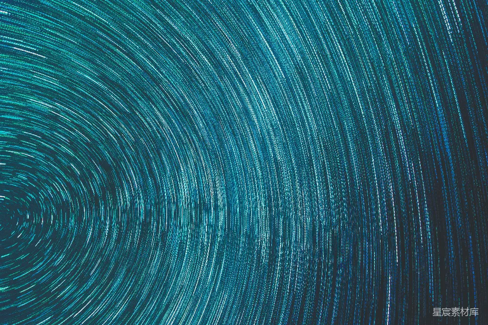 高清摄影  夜空中的一条星轨