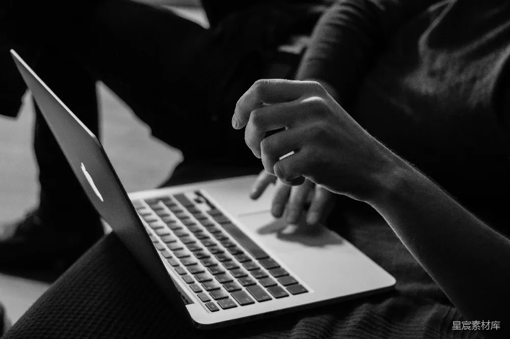 高清摄影  灰度照片中的一个人在使用MacBook