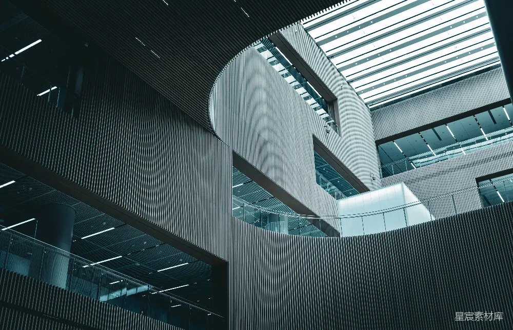 高清摄影  一座带有螺旋楼梯和天窗的建筑