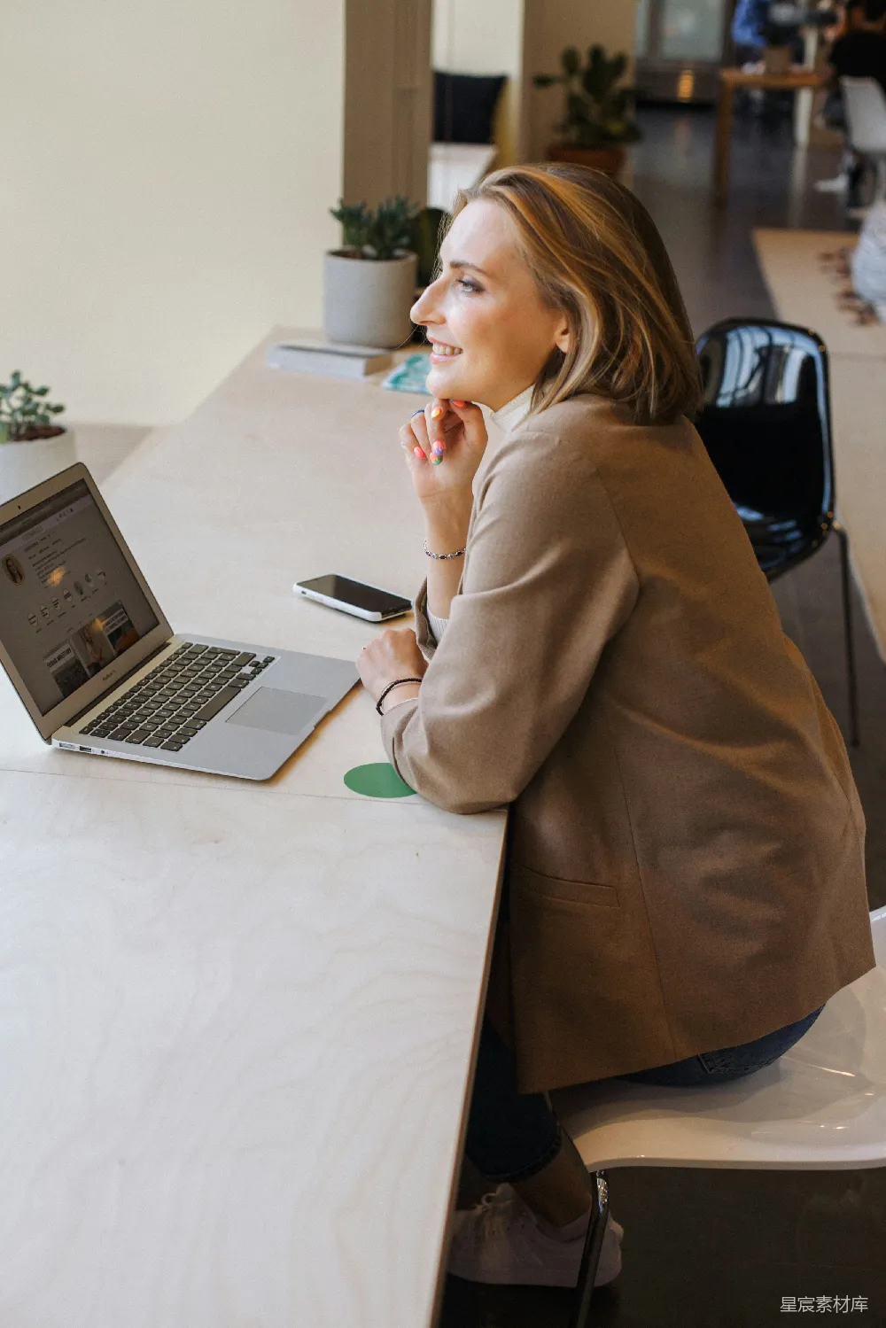 高清摄影  穿着棕色外套的女人使用MacBook Air