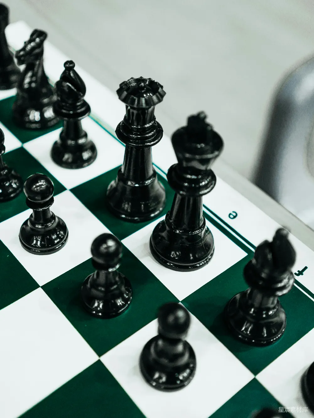 高清摄影  一盘棋的特写，棋子放在棋盘上。